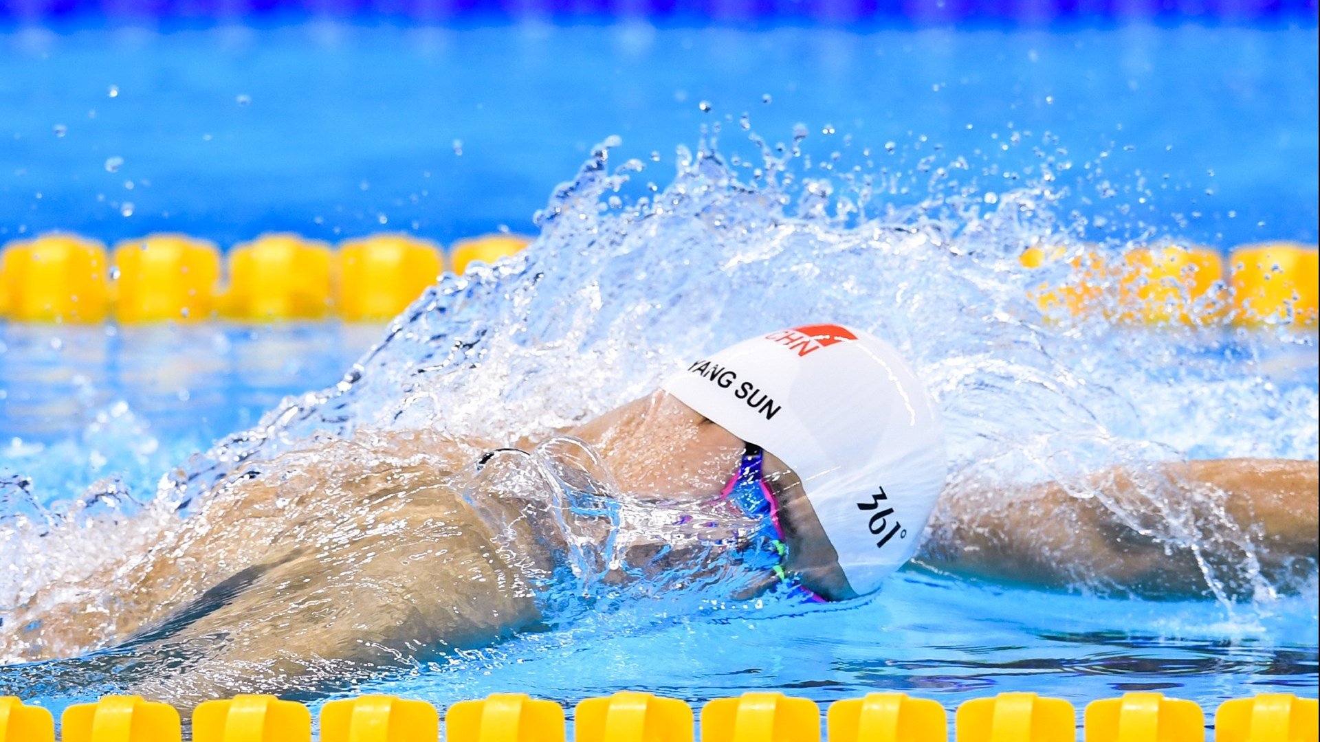 《电竞周边市场：收藏品、服饰与生活用品的潮流风向》，电竞周边馆